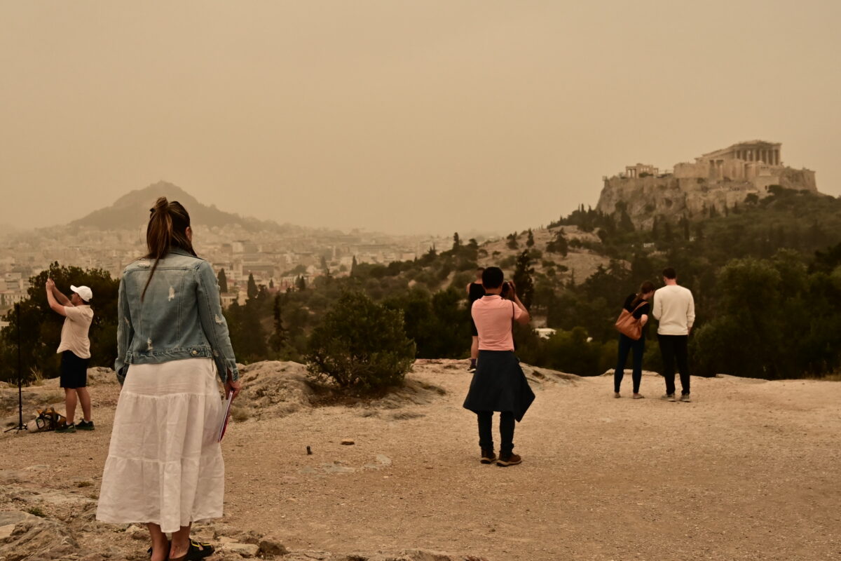 Καιρός: Αφρικανική σκόνη πλήττει τη χώρα – Λασποβροχές και αυξημένες θερμοκρασίες προβλέπονται μέσα στην εβδομάδα