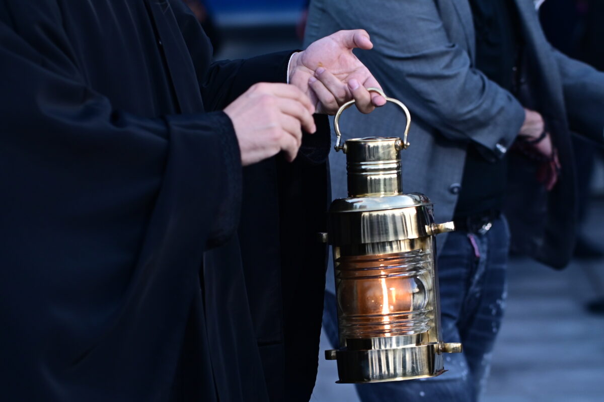 Άγιο Φως: Η τελετή Αφής και το σχέδιο μεταφοράς Του σε κάθε γωνιά της Ελλάδας