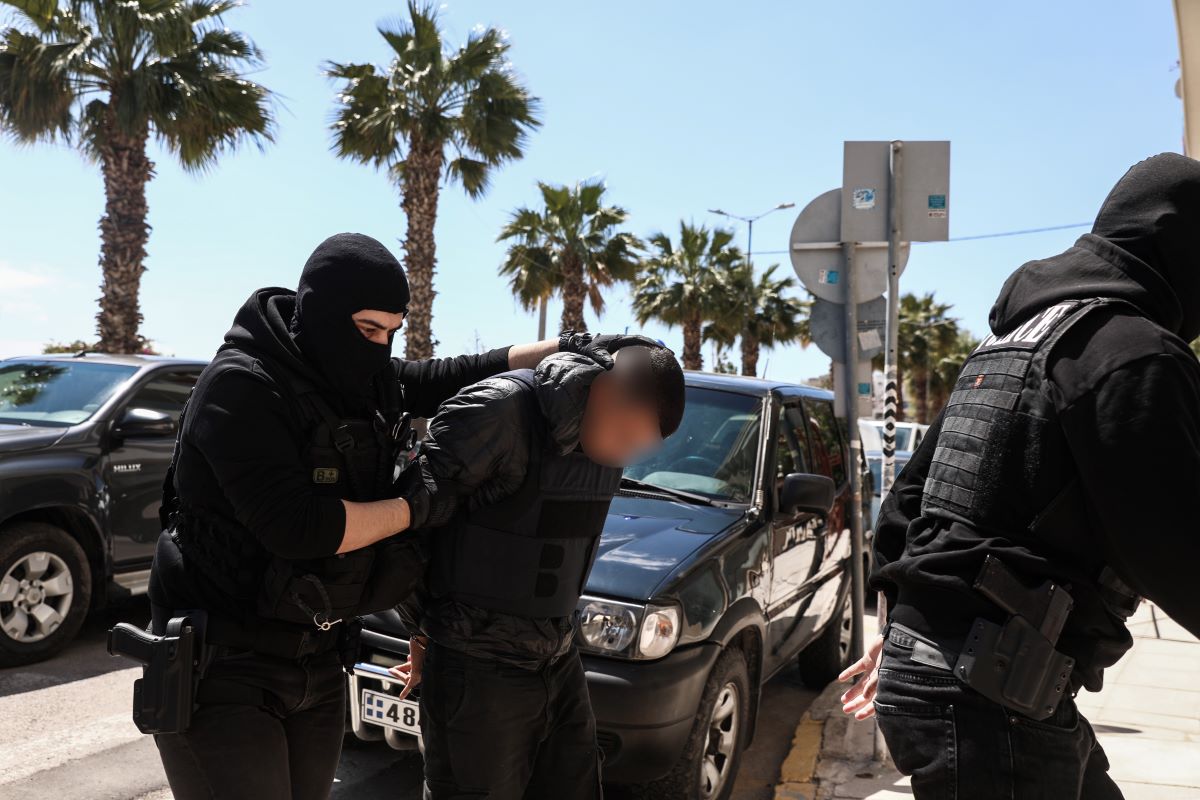 Φονικό στον Άγιο Δημήτριο: «Για μια γυναίκα τσακώθηκαν, έχω τρελαθεί» δηλώνει ο παππούς του 20χρονου κατηγορούμενου