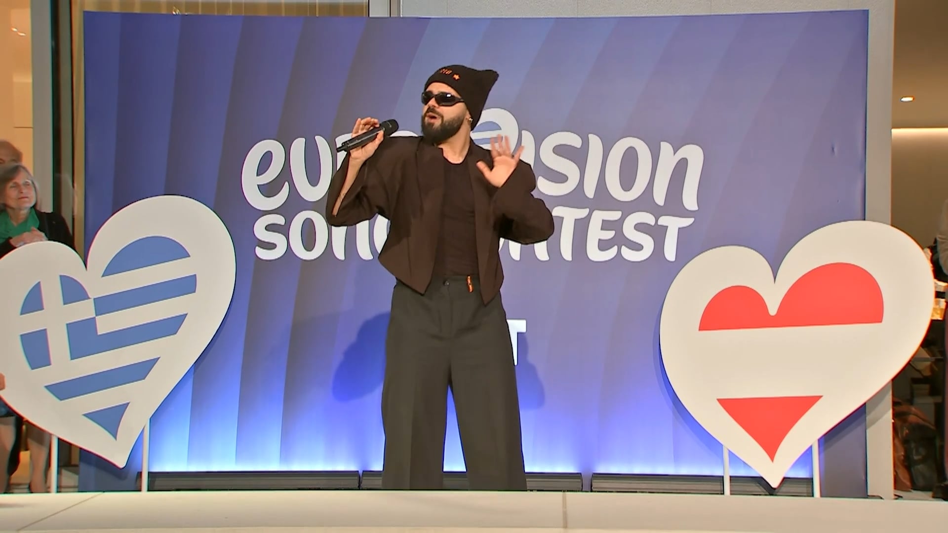 Τραγούδησε το «Ferto» στην πρεσβευτική κατοικία της Αυστρίας ο Akylas – Δείτε βιντεο