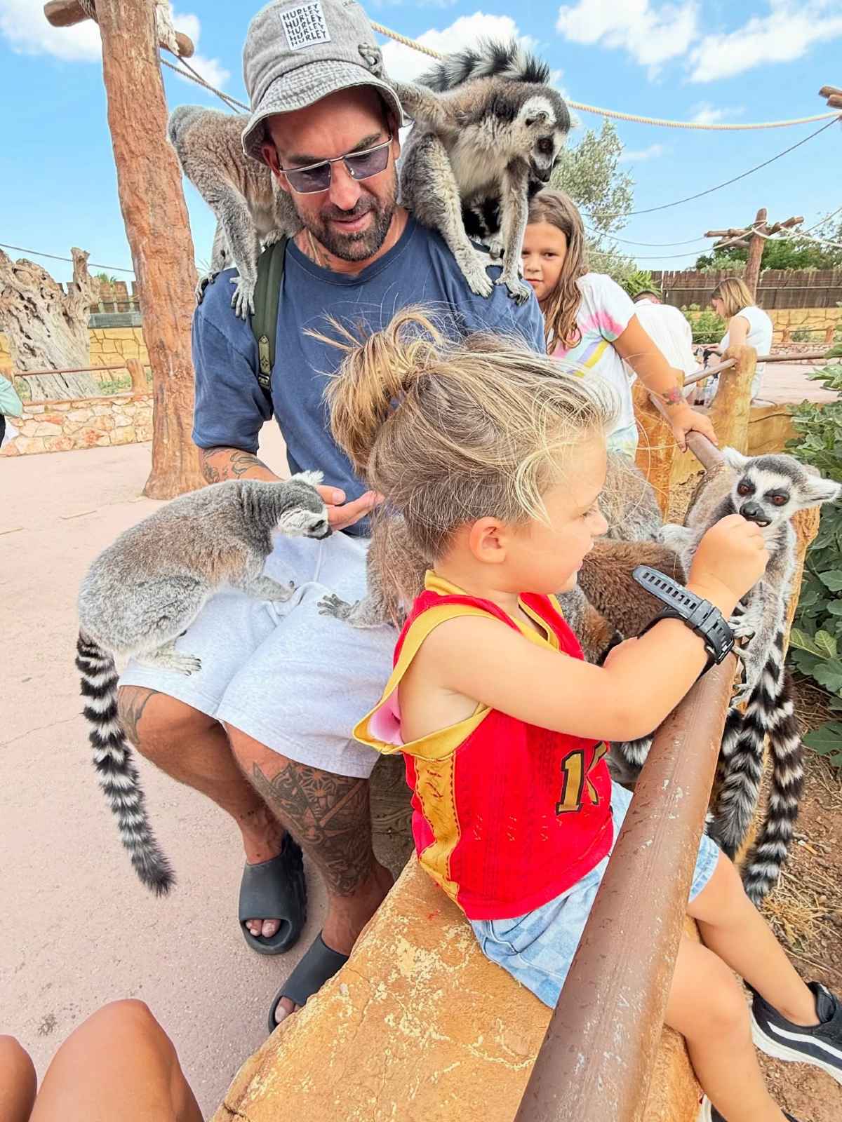 Δημήτρης Αλεξάνδρου: Φωτογραφίζεται με τον γιο του και στέλνει αιχμηρό μήνυμα 4 Ο Δημήτρης Αλεξάνδρου με τον γιο του στον ζωολογικό κήπο