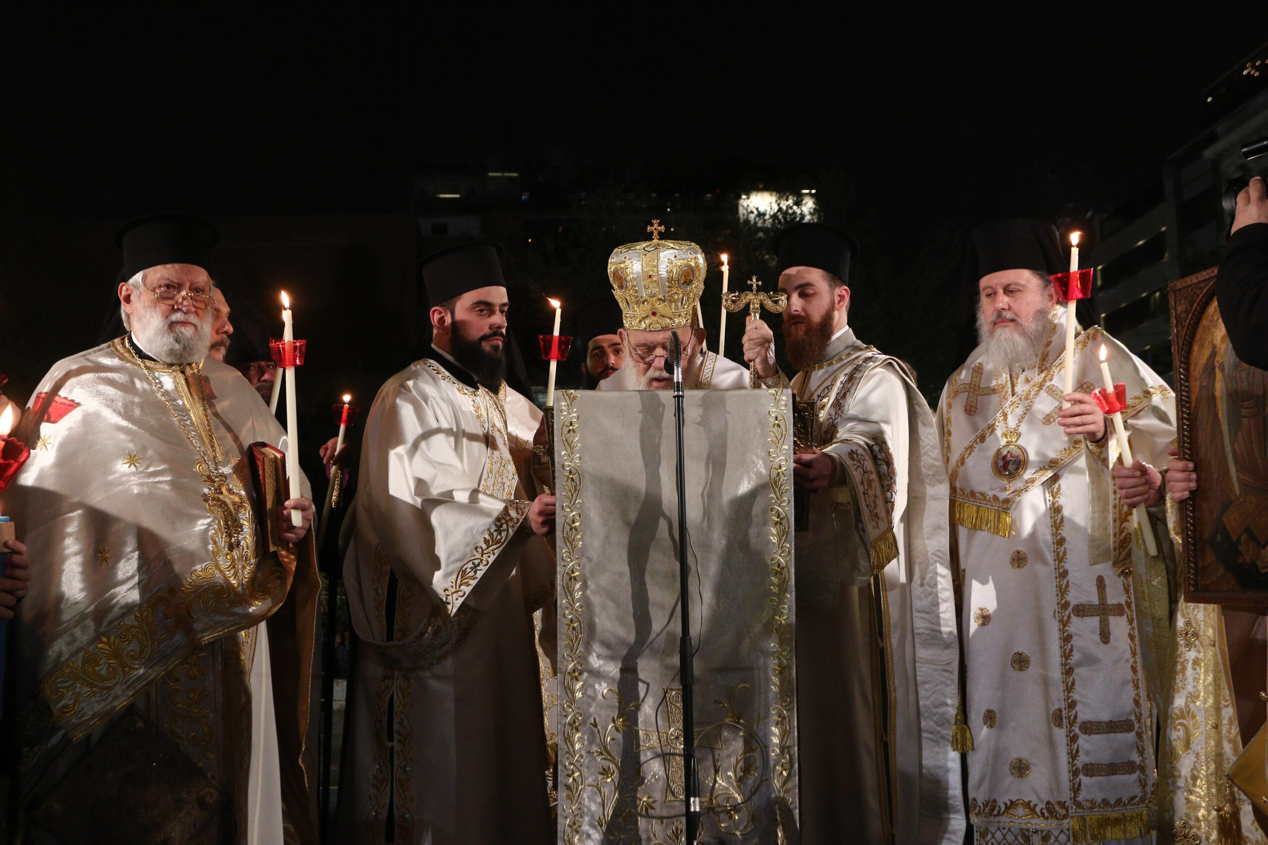 Ανάσταση: Με ευλάβεια το «Χριστός Ανέστη» σε Αθήνα και Θεσσαλονίκη – Το μήνυμα του Ιερώνυμου για γαλήνη