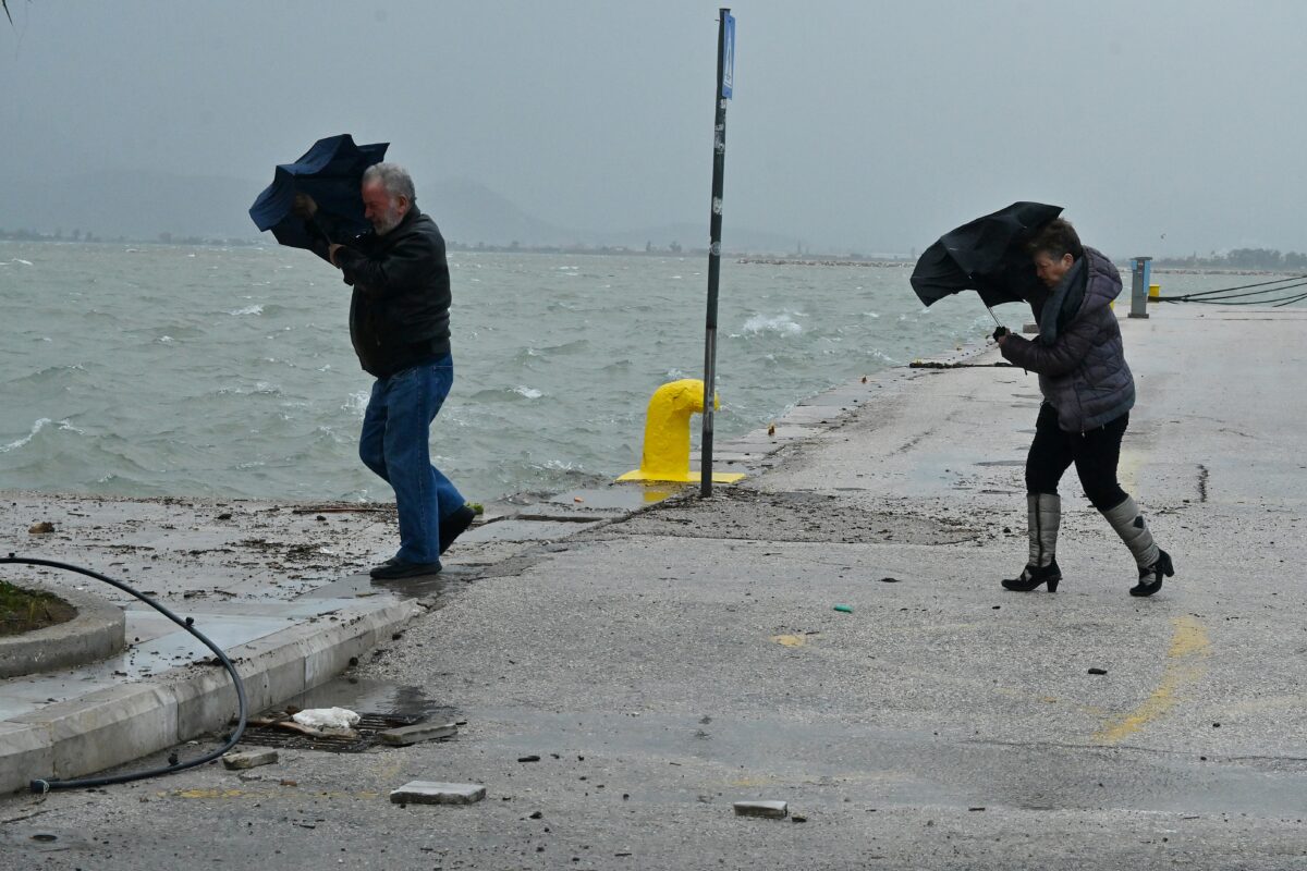 Καιρός: Καταιγίδες, ψύχος και ισχυροί άνεμοι από το μεσημέρι της Πέμπτης – Την Παρασκευή πλήττουν την Αττική τα φαινόμενα