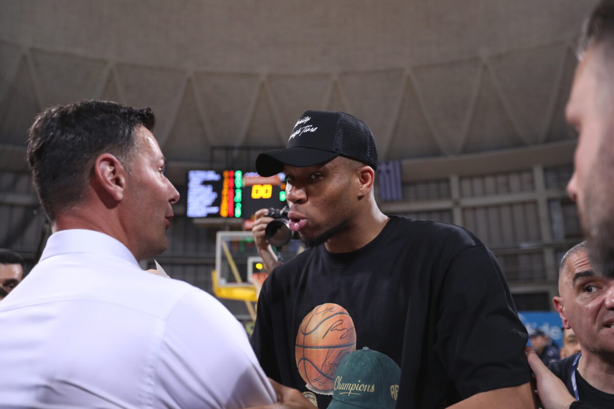 Ο Γιάννης Αντετοκούνμπο τραγούδησε «Είμαστε άρρωστοι με τον Άρη τον Θεό» και έγινε viral