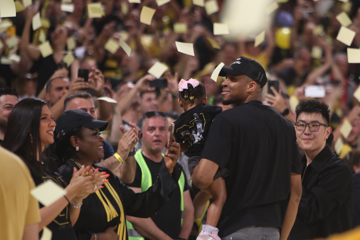 Ο Γιάννης Αντετοκούνμπο εντυπωσιάστηκε από τους φιλάθλους του Άρη Betsson: «Δεν φανταζόμουν τέτοια υποδοχή»