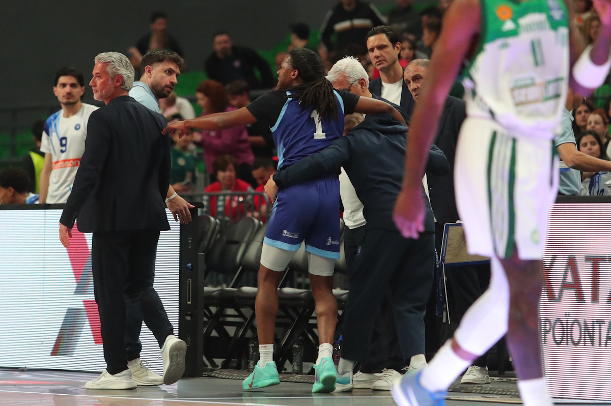 “Ο Άπλμπι πάτησε το πόδι διαιτητή στο Παναθηναϊκός – Μύκονος και έφυγε υποβασταζόμενος”