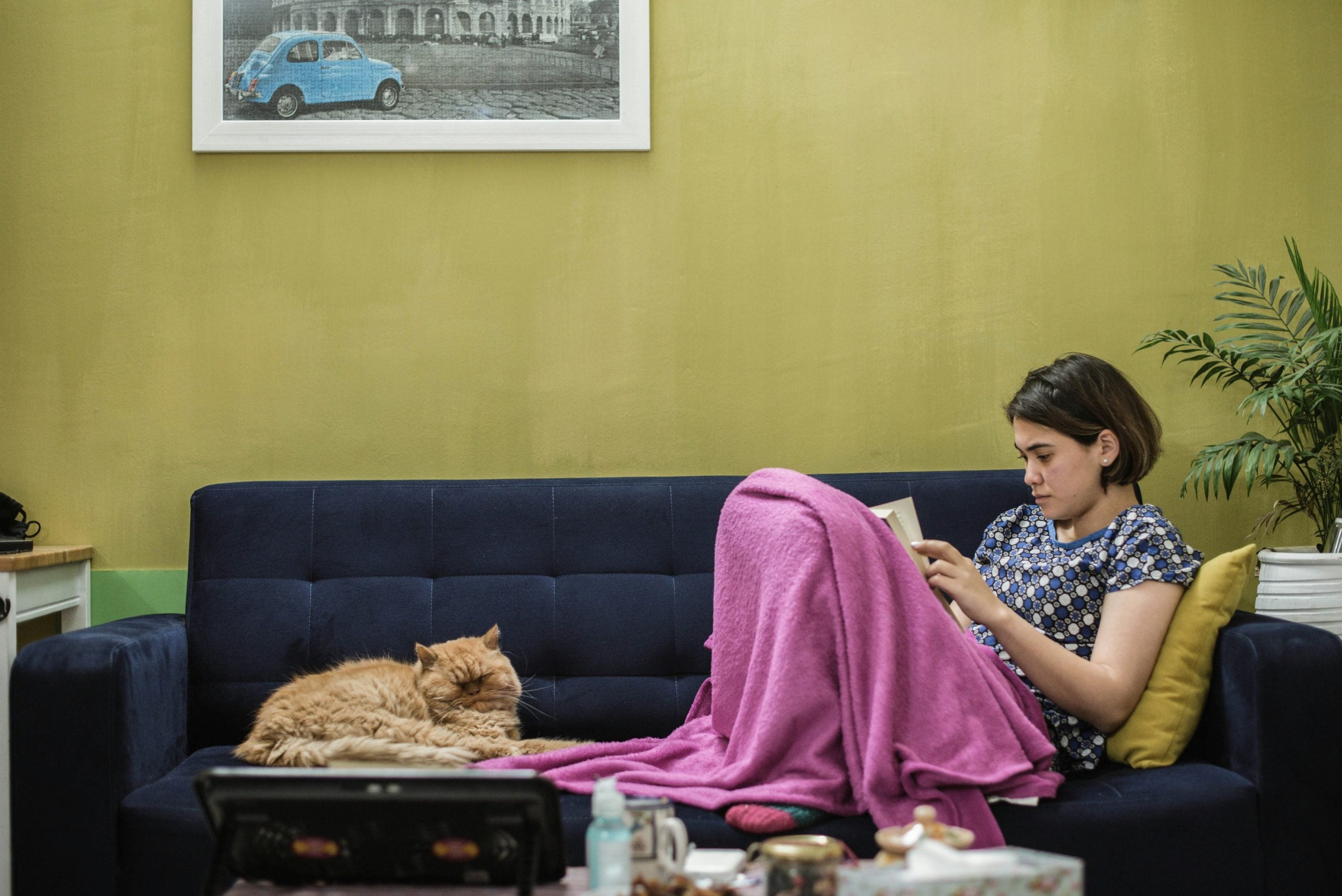 Ύπνος στον καναπέ: Πώς αυτή η πρακτική μπορεί να υπονομεύσει την ποιότητα της ανάπαυσής σας