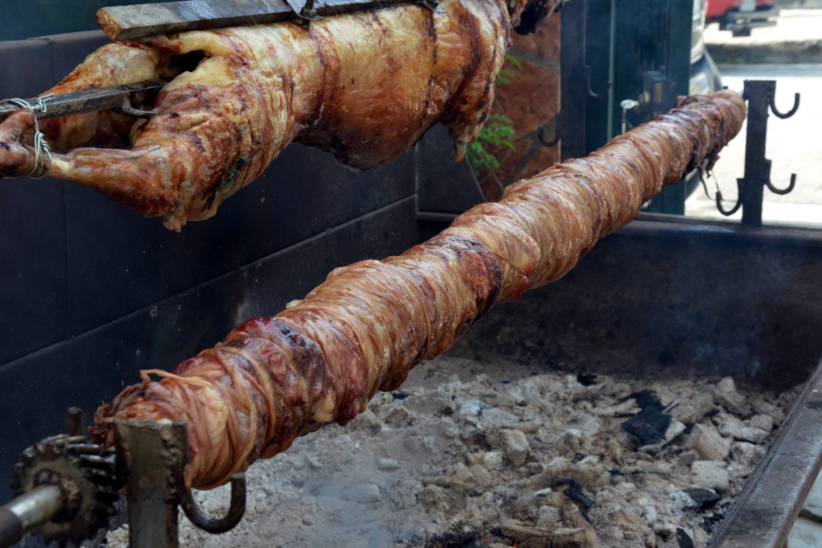 Σούβλισμα αρνιού: Η προέλευση του εθίμου που καθορίζει την Κυριακή του Πάσχα – Οι Εβραίοι και ο συμβολισμός