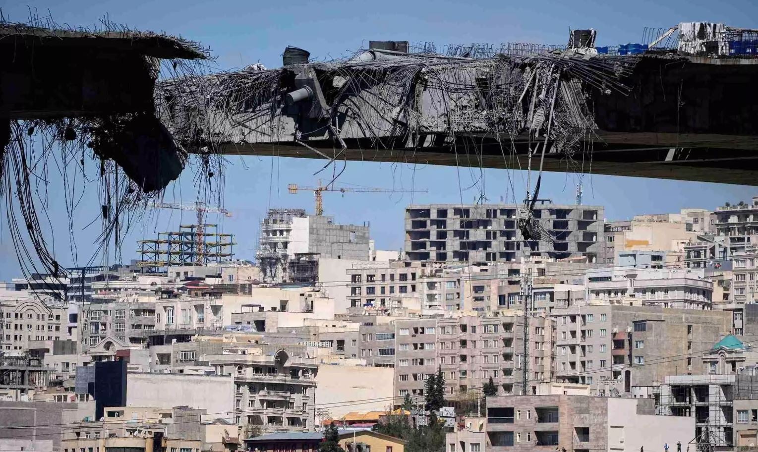 Διαπράττουν οι ΗΠΑ πολεμικά εγκλήματα πλήττοντας τις πολιτικές δομές του Ιράν; Οι αντιδράσεις και το νομικό υπόβαθρο