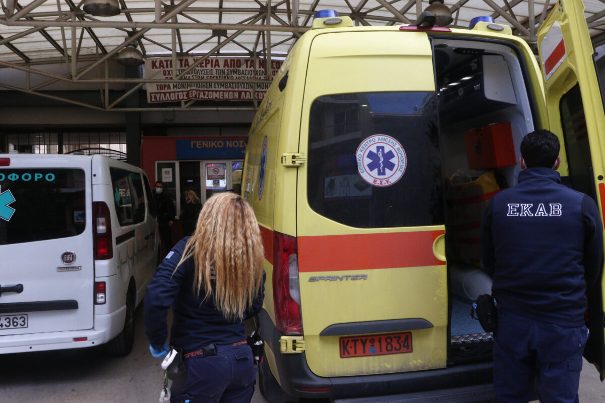 Σοβαρό ατύχημα στο Κορωπί: Αυτοκίνητο χτύπησε μηχανή – 2 τραυματίες, κρίσιμη η κατάσταση του αναβάτη