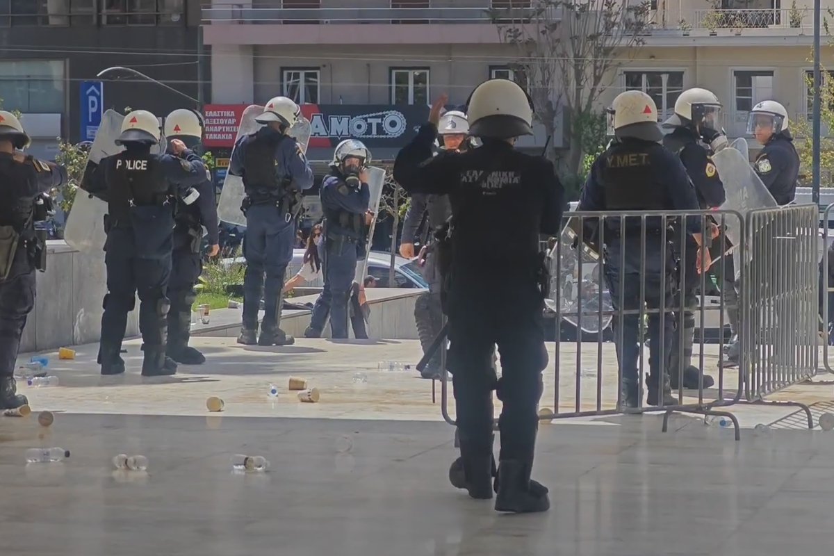 Ένταση και χημικά έξω από το δικαστήριο μετά τη δίκη του Νίκου Ρωμανού για την έκρηξη στους Αμπελόκηπους