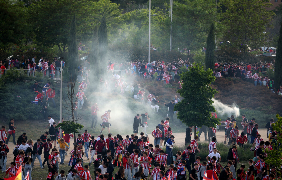Ατλέτικο Μαδρίτης – Άρσεναλ: Οπαδοί εκτόξευσαν πέτρες σε αστυνομικούς, απάντηση με σπρέι πιπεριού