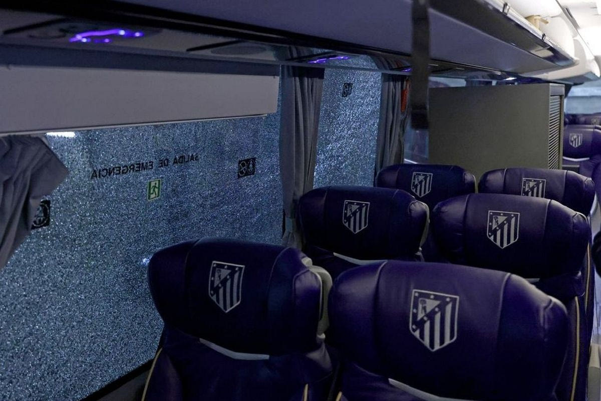 Οπαδοί της Μπαρτσελόνα έσπασαν τα τζάμια από το πούλμαν της Ατλέτικο Μαδρίτης: «Έχουμε κι εμείς εικόνες από τη σκοτεινή πλευρά του φεγγαριού»