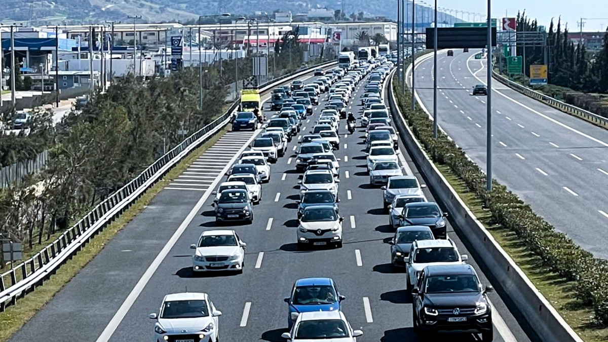 Καραμπόλα 5 οχημάτων στην Αττική Οδό – Ένας ελαφρά τραυματίας