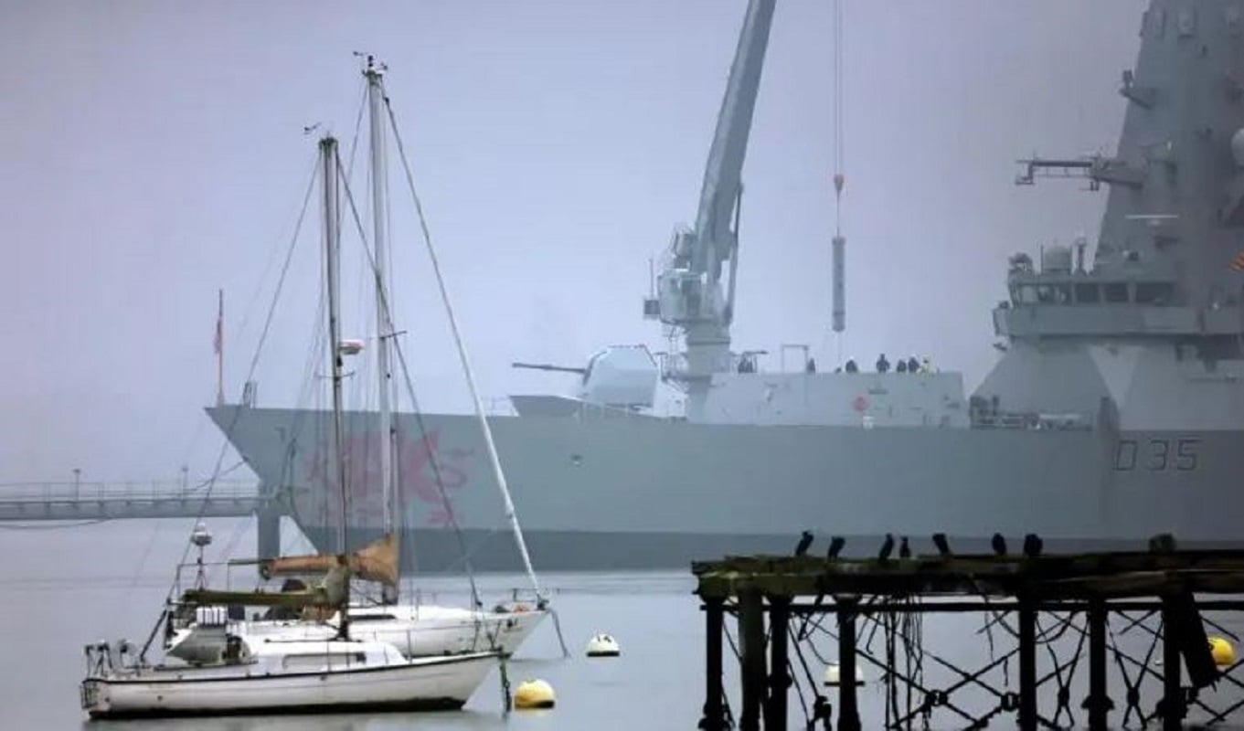 Το βρετανικό αντιτορπιλικό HMS Dragon κάνει στάση για ανεφοδιασμό και επισκευές μετά από ελαφρύ τεχνικό ζήτημα