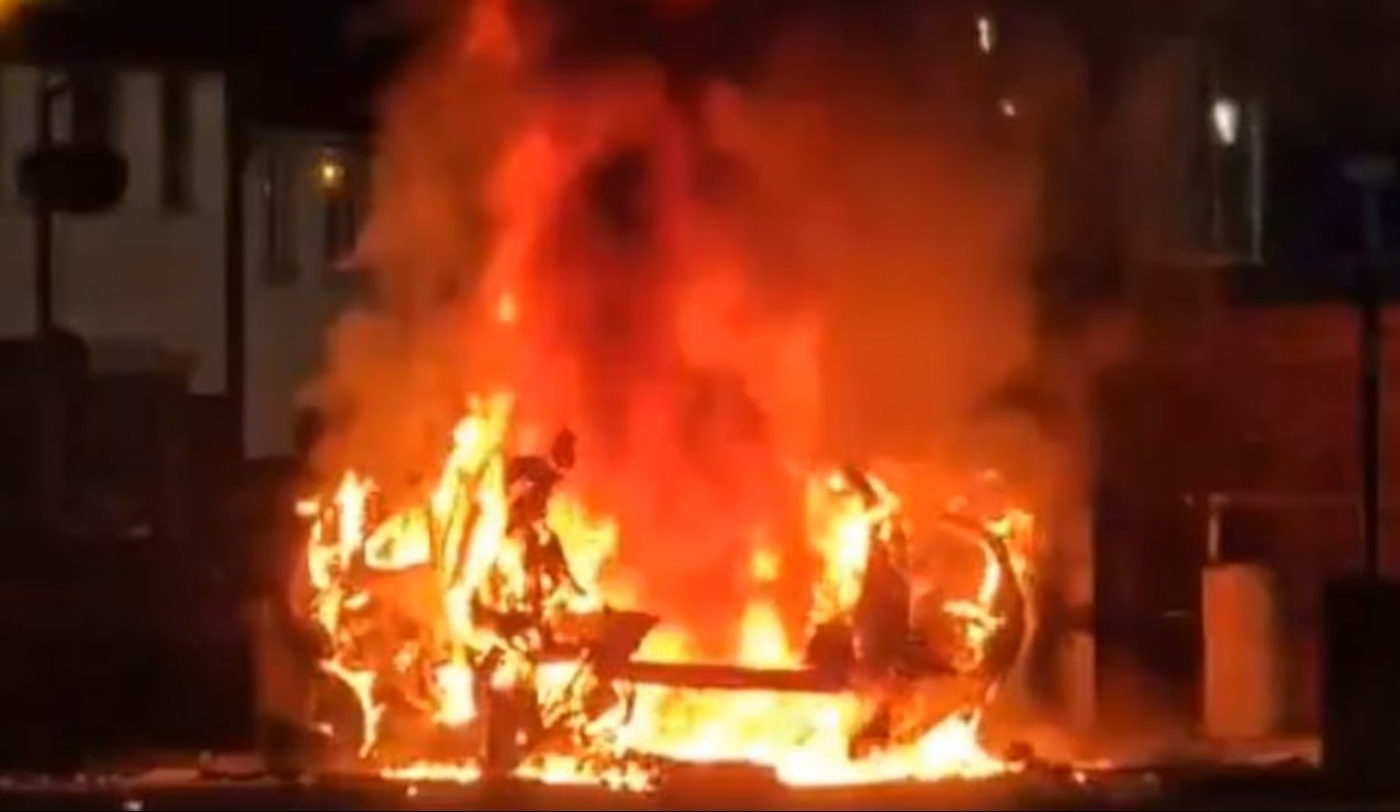 Βόρεια Ιρλανδία: Έκρηξη παγιδευμένου αυτοκινήτου με εκρηκτικά κοντά σε αστυνομικό τμήμα στο Μπέλφαστ