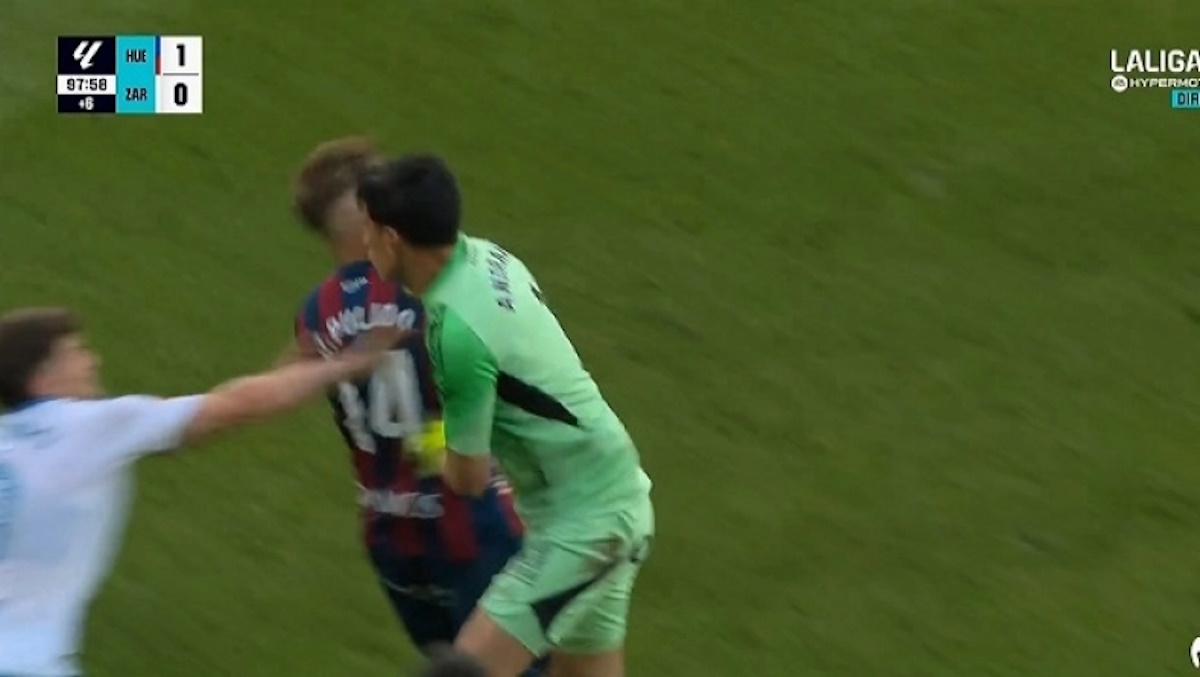 Σάλος στην Ισπανία: Ο τερματοφύλακας της Σαραγόσα έριξε μπουνιά στον αρχηγό της Ουέσκα