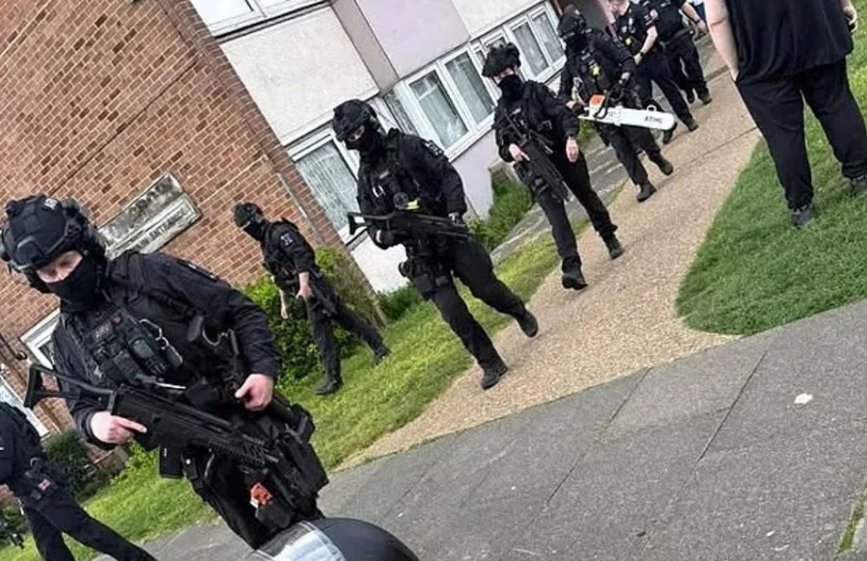Βρετανία: Αστυνομικοί με full-face και αλυσοπρίονο εισέβαλαν σε σπίτι εξαιτίας ενός… βιντεοπαιχνιδιού – Ισχυρά ηχεία προκάλεσαν αναστάτωση