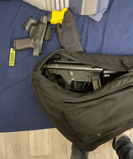 Βρετανία: Αστυνομικοί ξέχασαν σακίδιο με όπλα μπροστά στο σπίτι του δημάρχου Λονδίνου 4 Όπλα έξω από την οικία του δημάρχου του Λονδίνου