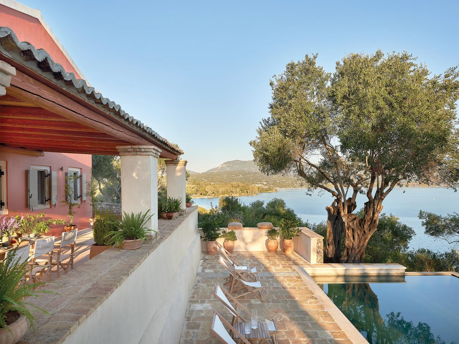 CV Villas: Χωρίς επιπλέον κόστος για κρατήσεις στην Κέρκυρα
