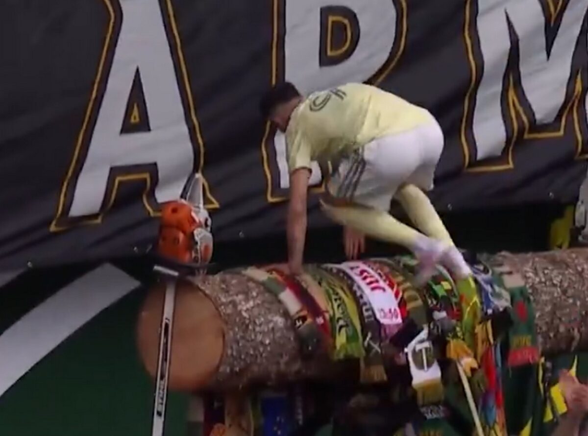 Ο Κρίστοφερ Βέλντε έγινε viral πανηγυρίζοντας γκολ πάνω σε δέντρο