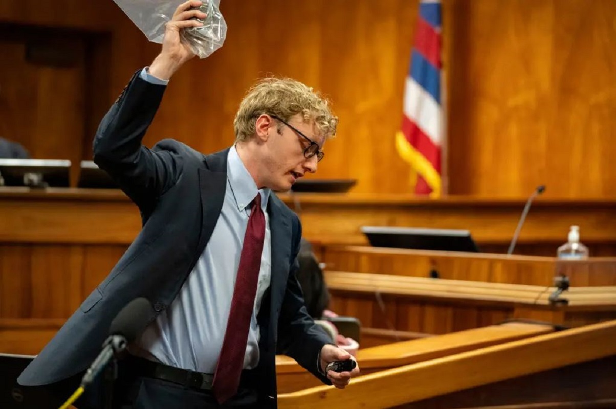 Χαβάη: Καταδικάστηκε για απόπειρα δολοφονίας ο γιατρός που επιτέθηκε με πέτρα στη γυναίκα του – Είχε επιχειρήσει να την ρίξει και από γκρεμό 4 Κατά την αγόρευσή του, ο εισαγγελέας Τζόελ Γκάρνερ δήλωσε ότι ο Γκέρχαρντ χρησιμοποίησε την πέτρα «με τόση δύναμη ώστε κομμάτια της έσπασαν και σφηνώθηκαν στο τριχωτό της κεφαλής της Άριελ». Πηγή: AP