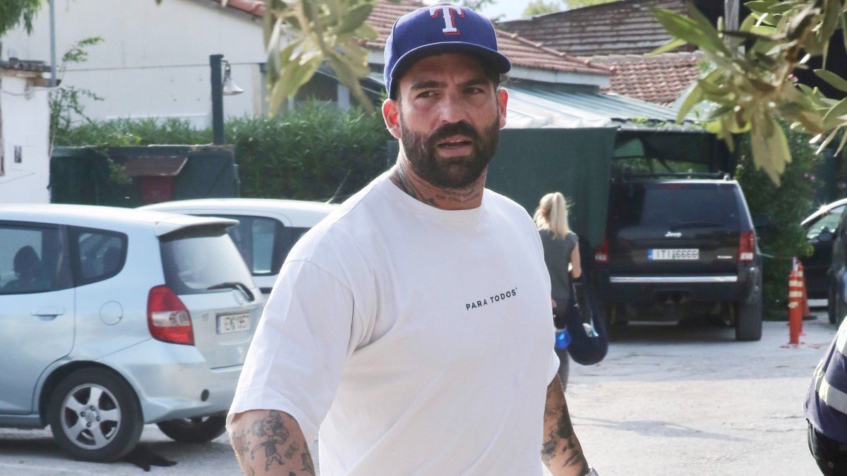 Δημήτρης Αλεξάνδρου: Φωτογραφίζεται με τον γιο του και στέλνει αιχμηρό μήνυμα 3 Ο Δημήτρης Αλεξάνδρου σε δημόσια έξοδό του