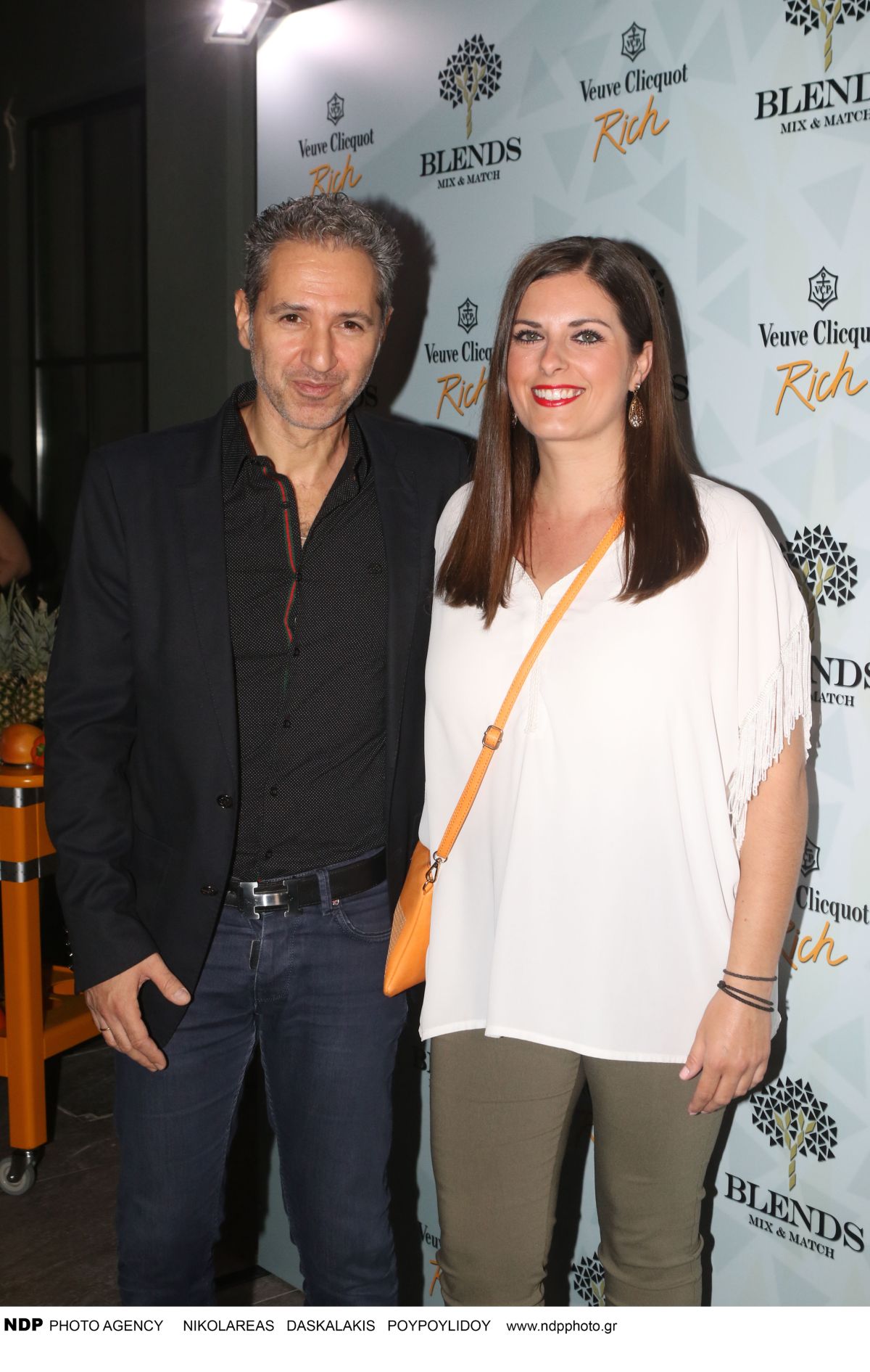 Ο Δημήτρης Κόκοτας σε βραδινή έξοδο.