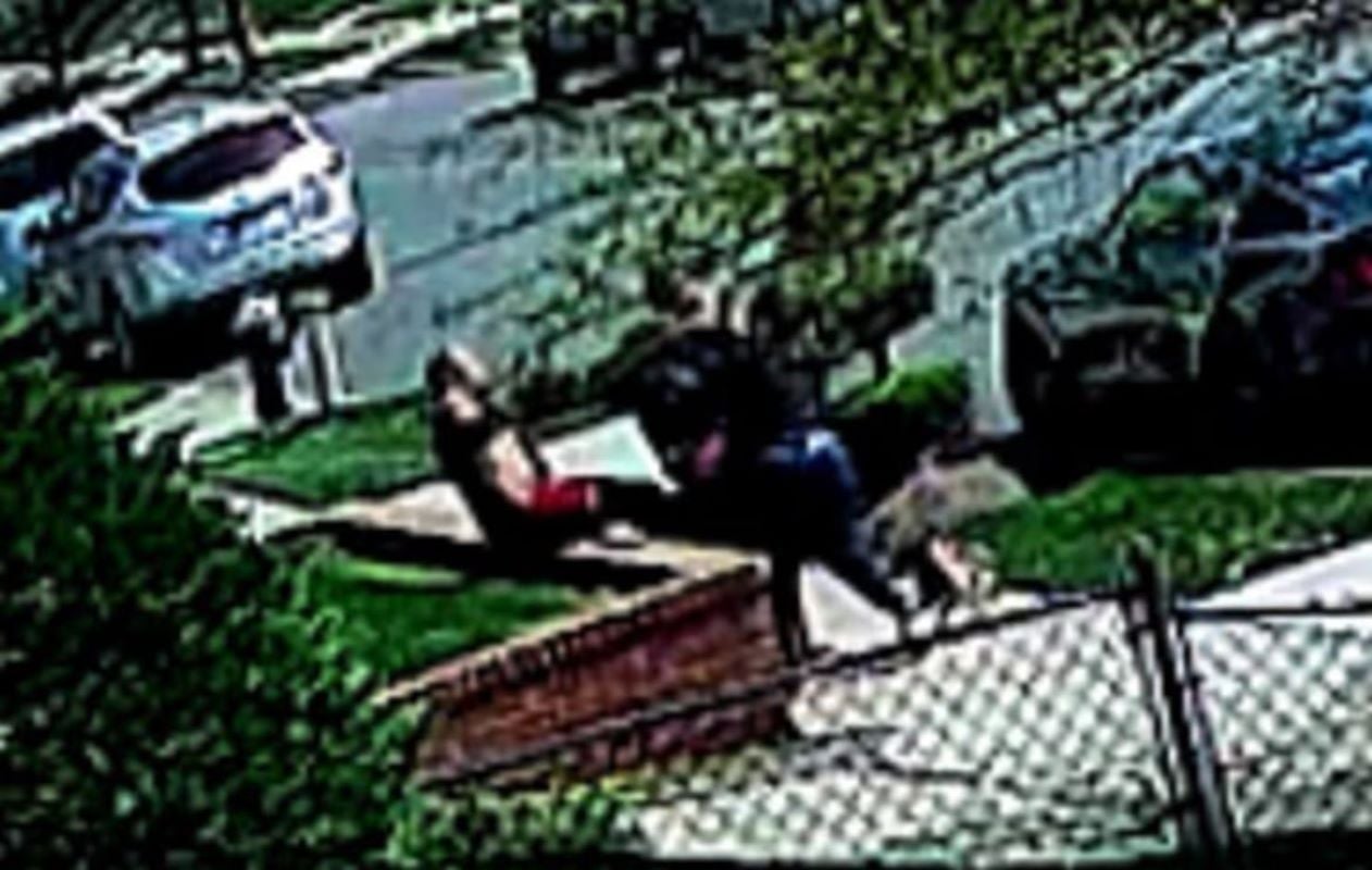 Βίντεο: Σκύλος ούρησε σε αυλή και ο ιδιοκτήτης επιτέθηκε με μαχαίρι σε δύο άτομα – Τραυμάτισε και τον πατέρα του