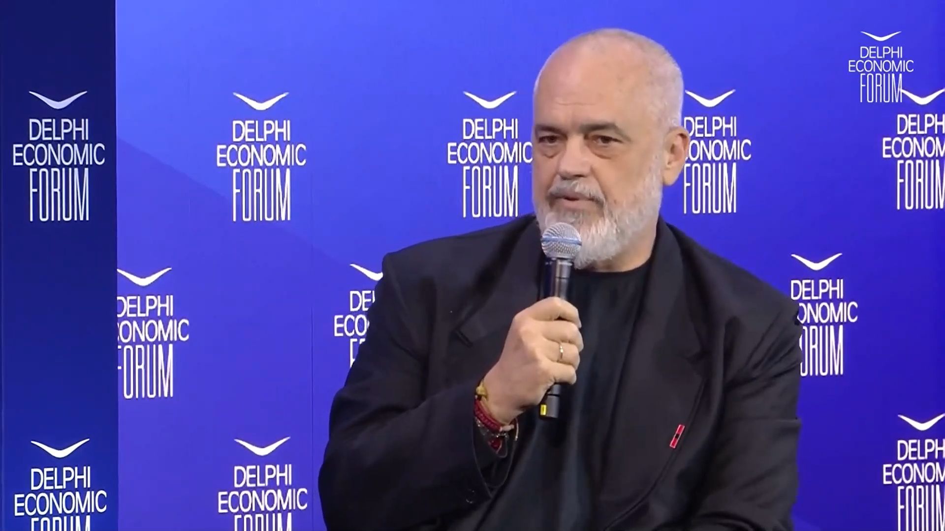 Ε. Ράμα: Το μόνο πρόβλημα με τους Έλληνες είναι ότι παίρνετε τους εαυτούς σας πολύ στα σοβαρά