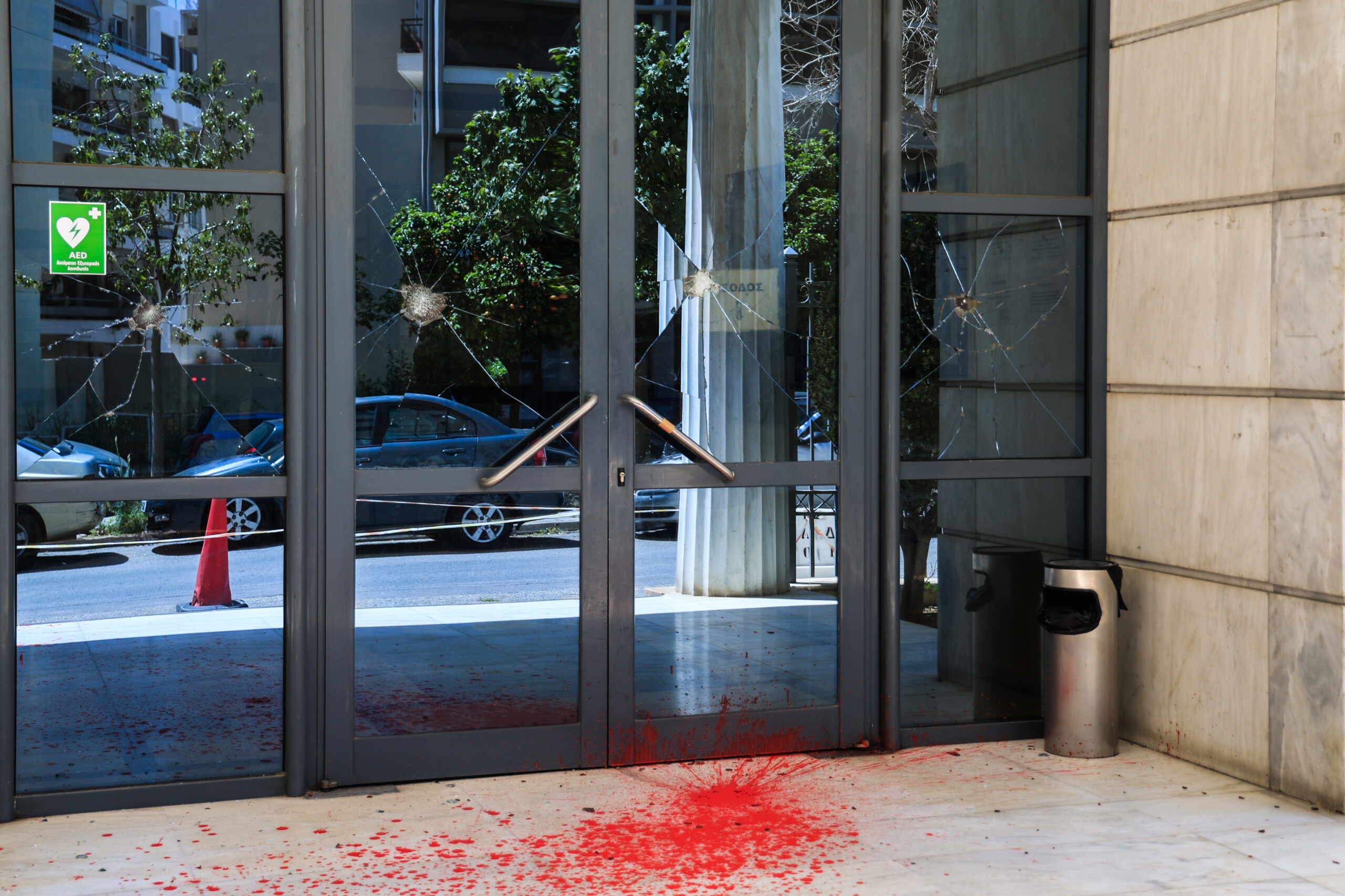 Κουκουλοφόροι έριξαν κόκκινη μπογιά στο Εφετείο Αθηνών και έσπασαν με βαριοπούλες τις τζαμαρίες