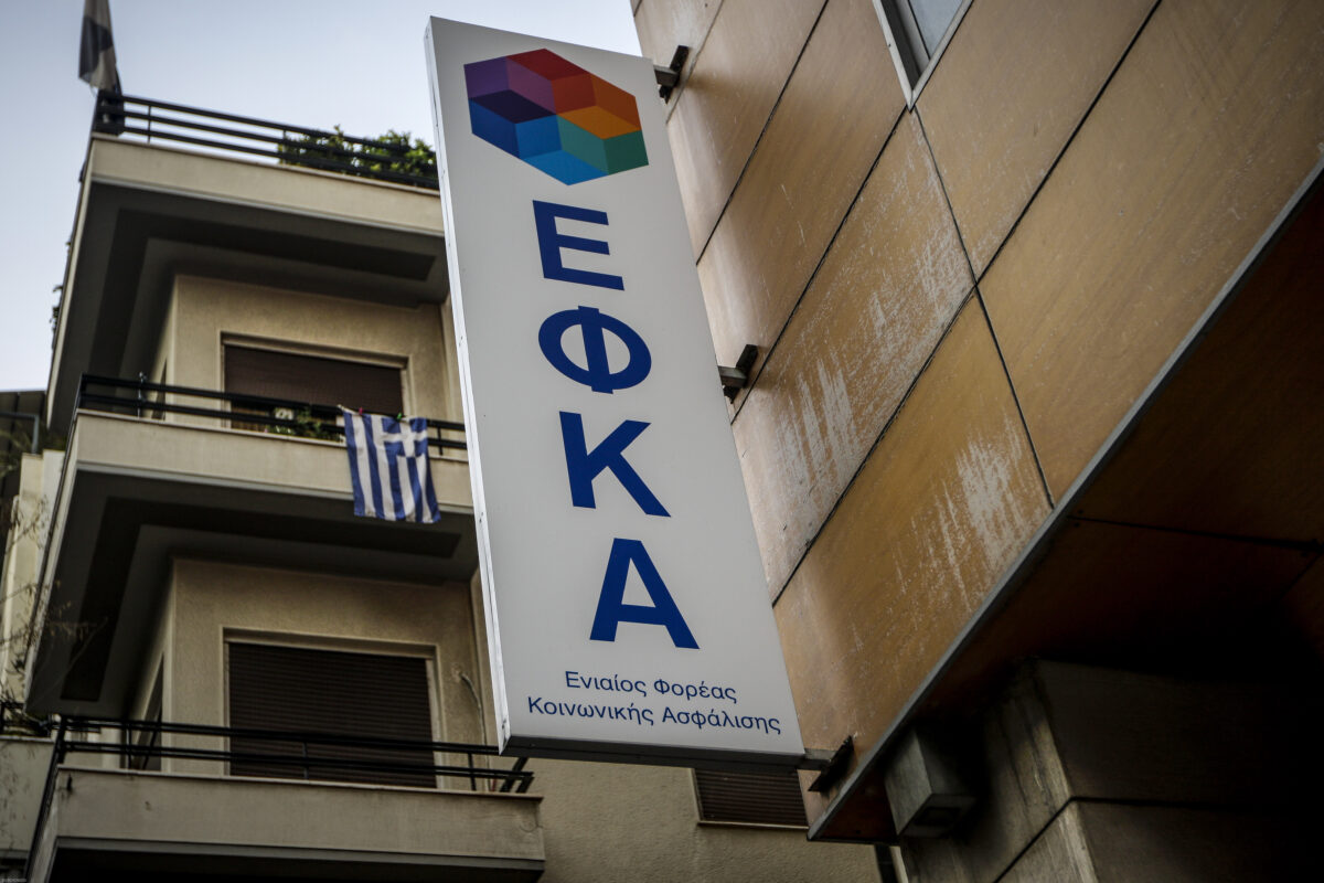 Καλλιθέα: Εμπρησμός με γκαζάκια στα γραφεία του ΕΦΚΑ – Φθορές στην είσοδο του κτιρίου