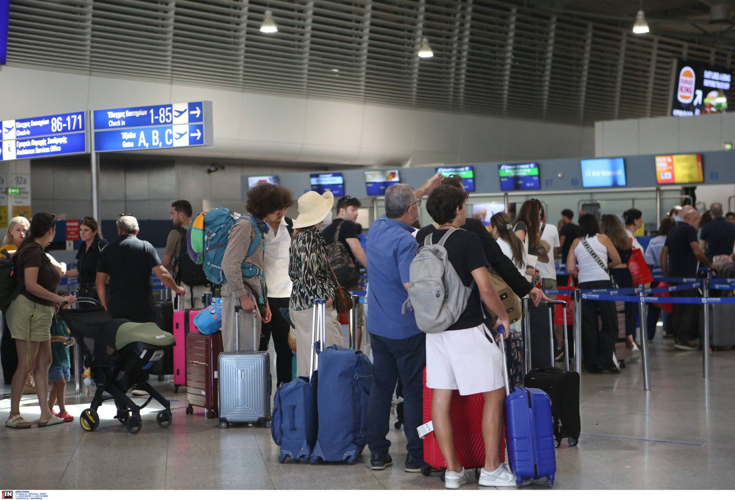 Daily Mail: Η Ελλάδα αποκλείει Βρετανούς ταξιδιώτες από το καινούργιο σύστημα ελέγχου της ΕΕ – «Στοπ» σε δακτυλικά αποτυπώματα και αναγνώριση προσώπου