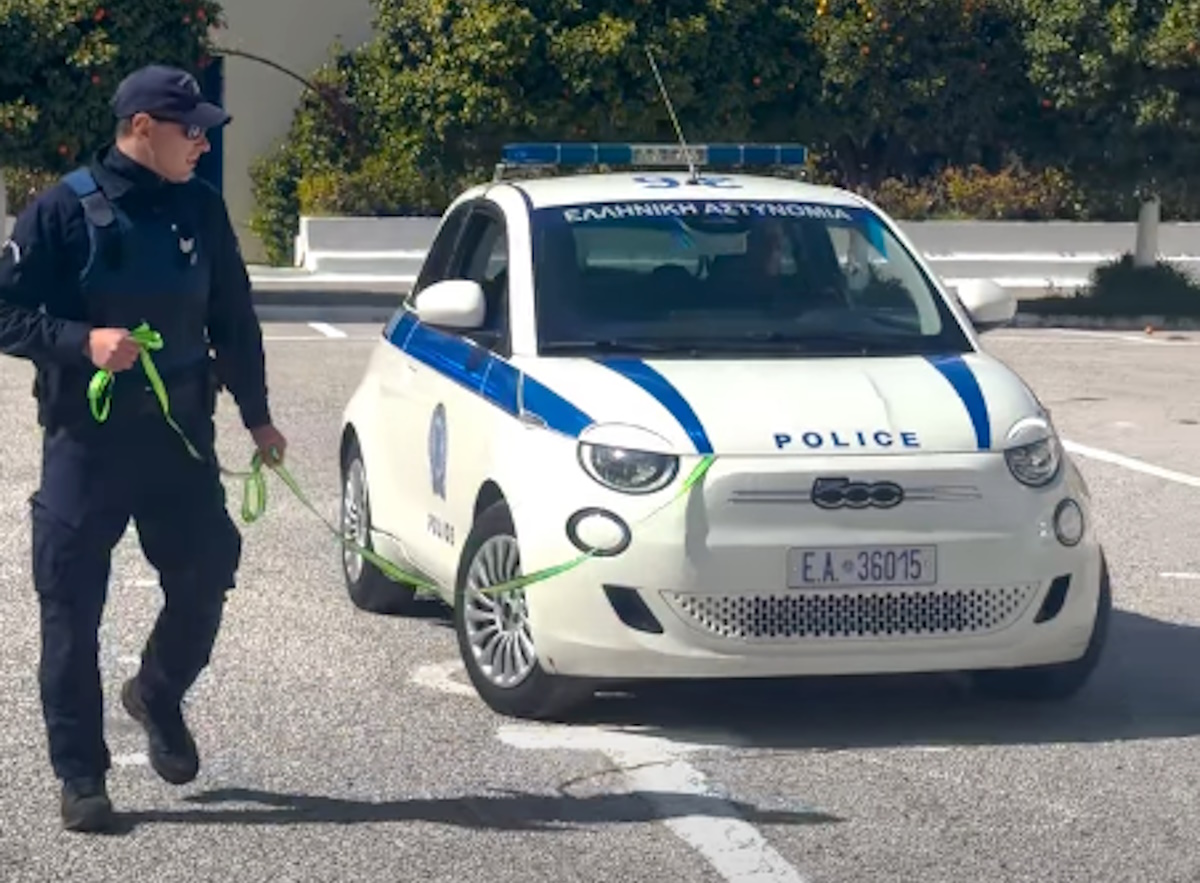 ΕΛΑΣ: Το βίντεο κατά του εκφοβισμού και το Fiat 500 που «κάνει» bullying σε άλλα περιπολικά – «Είναι βία»