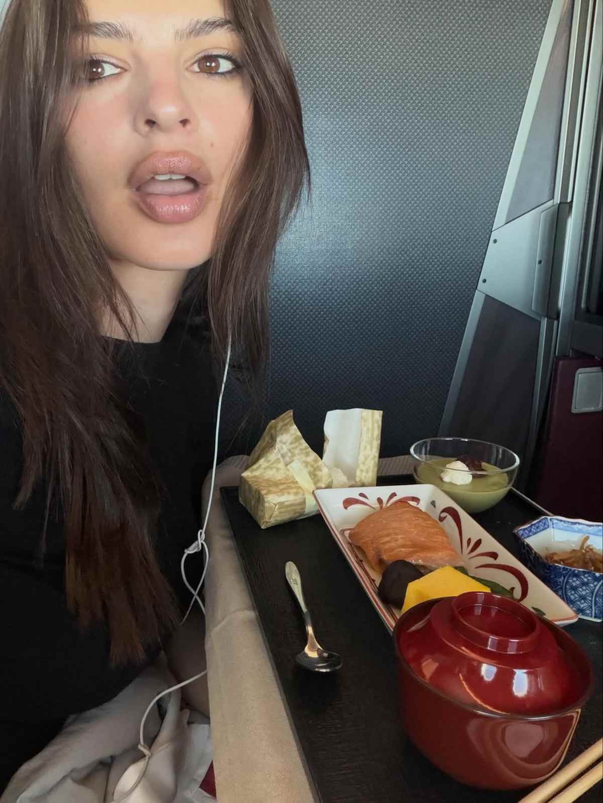 Έμιλι Ρατακόφσκι: Ποζάρει χωρίς μπλούζα και αναστατώνει το Instagram – Η εντυπωσιακή φωτογραφία 19 Έμιλι Ρατακόφσκι