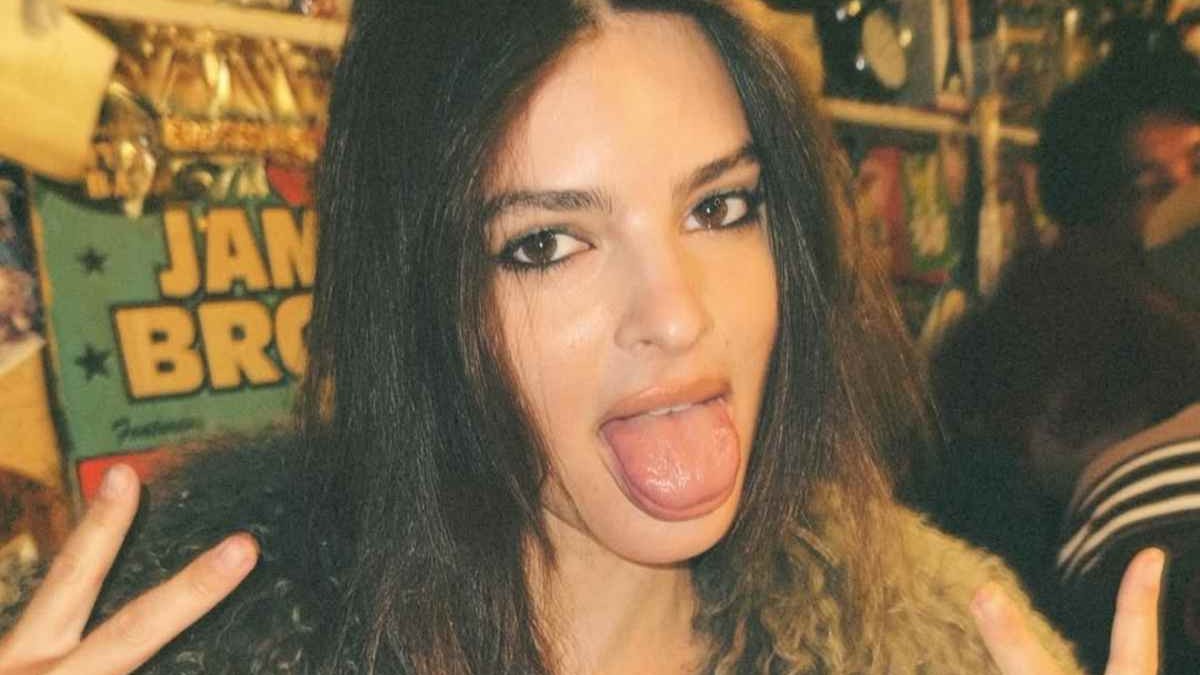 Έμιλι Ρατακόφσκι: Ποζάρει χωρίς μπλούζα και αναστατώνει το Instagram – Η εντυπωσιακή φωτογραφία