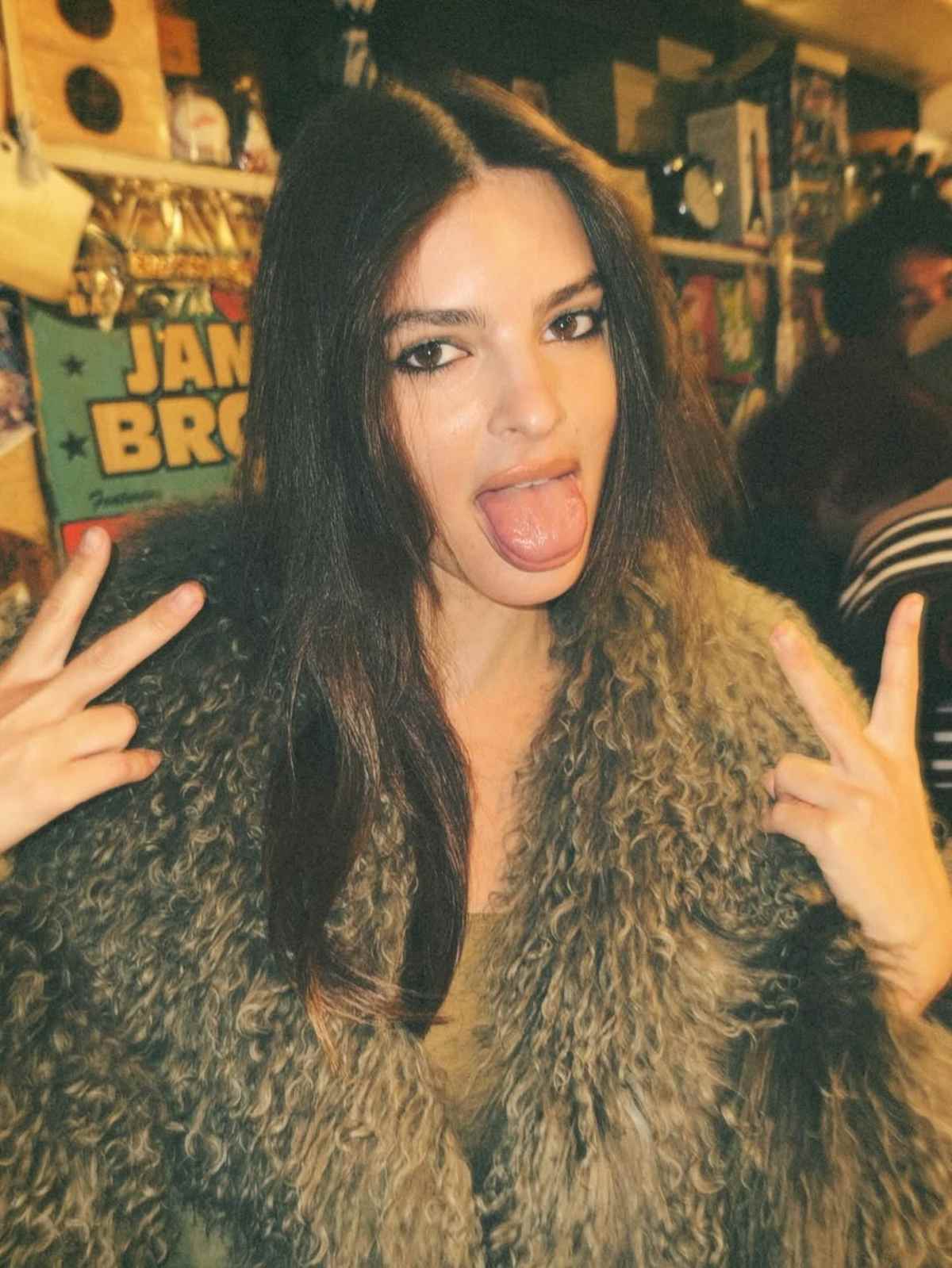 Έμιλι Ρατακόφσκι: Ποζάρει χωρίς μπλούζα και αναστατώνει το Instagram – Η εντυπωσιακή φωτογραφία 12 Έμιλι Ρατακόφσκι