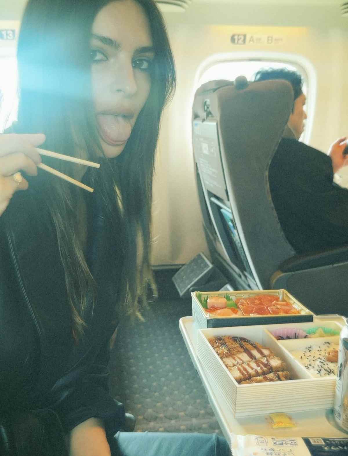 Έμιλι Ρατακόφσκι: Ποζάρει χωρίς μπλούζα και αναστατώνει το Instagram – Η εντυπωσιακή φωτογραφία 16 Έμιλι Ρατακόφσκι