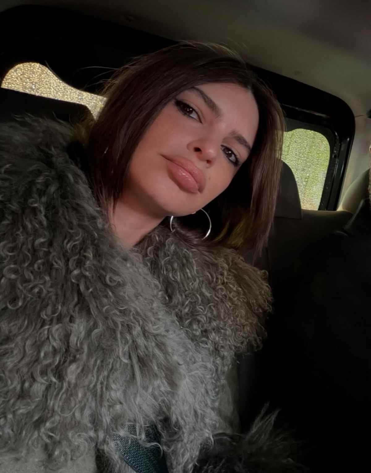 Έμιλι Ρατακόφσκι: Ποζάρει χωρίς μπλούζα και αναστατώνει το Instagram – Η εντυπωσιακή φωτογραφία 13 Έμιλι Ρατακόφσκι