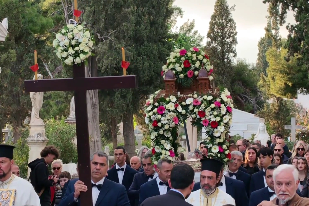 Με κατάνυξη η ξεχωριστή περιφορά του επιταφίου στο Α’ Νεκροταφείο Αθηνών