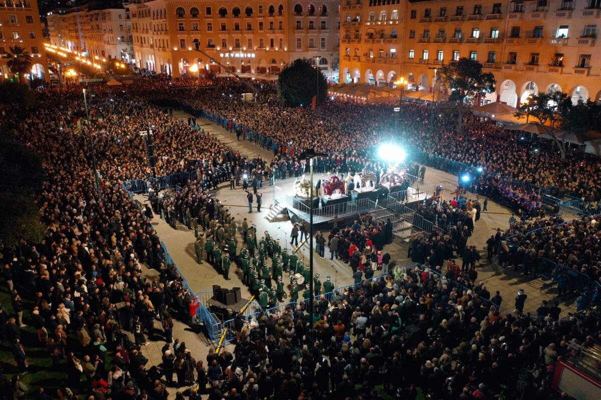 Θεσσαλονίκη: Οι 5 επιτάφιοι της πόλης ενώθηκαν ξανά στην πλατεία Αριστοτέλους – Πλήθος κόσμου και βαθιά συγκίνηση