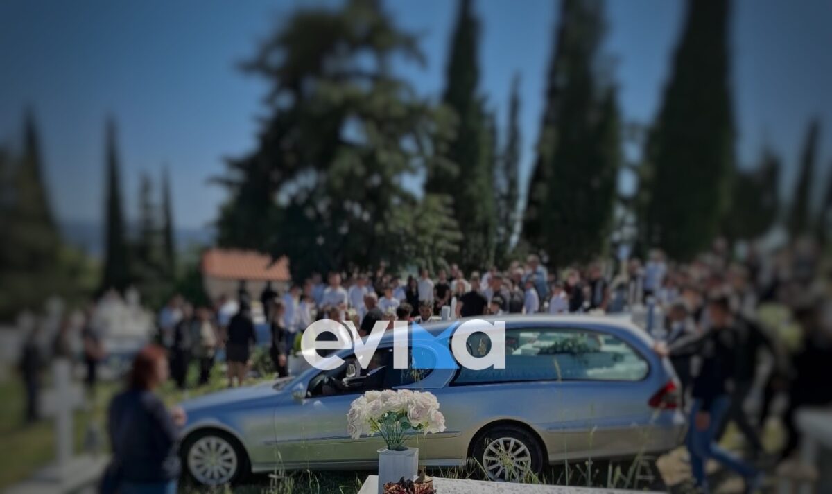 Εύβοια: Σπαραγμός στην κηδεία του 17χρονου που σκοτώθηκε μετά από τροχαίο με ασθενοφόρο