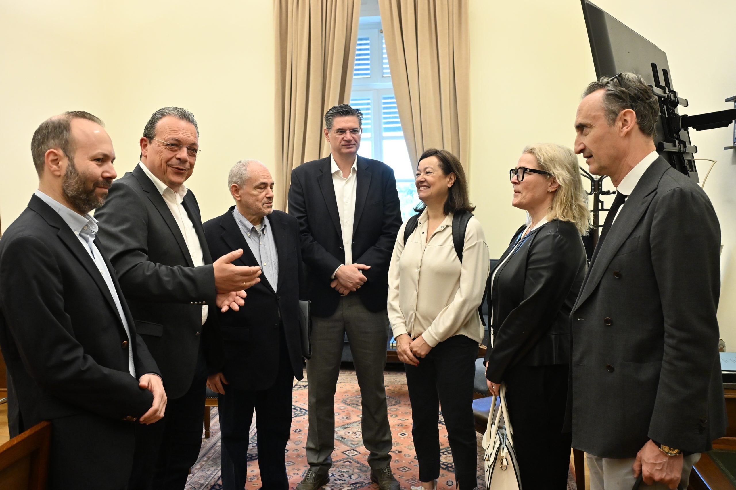 Φάμελλος: Η κυβέρνηση υπονομεύει το κράτος δικαίου, τη Δικαιοσύνη και τις ανεξάρτητες Αρχές