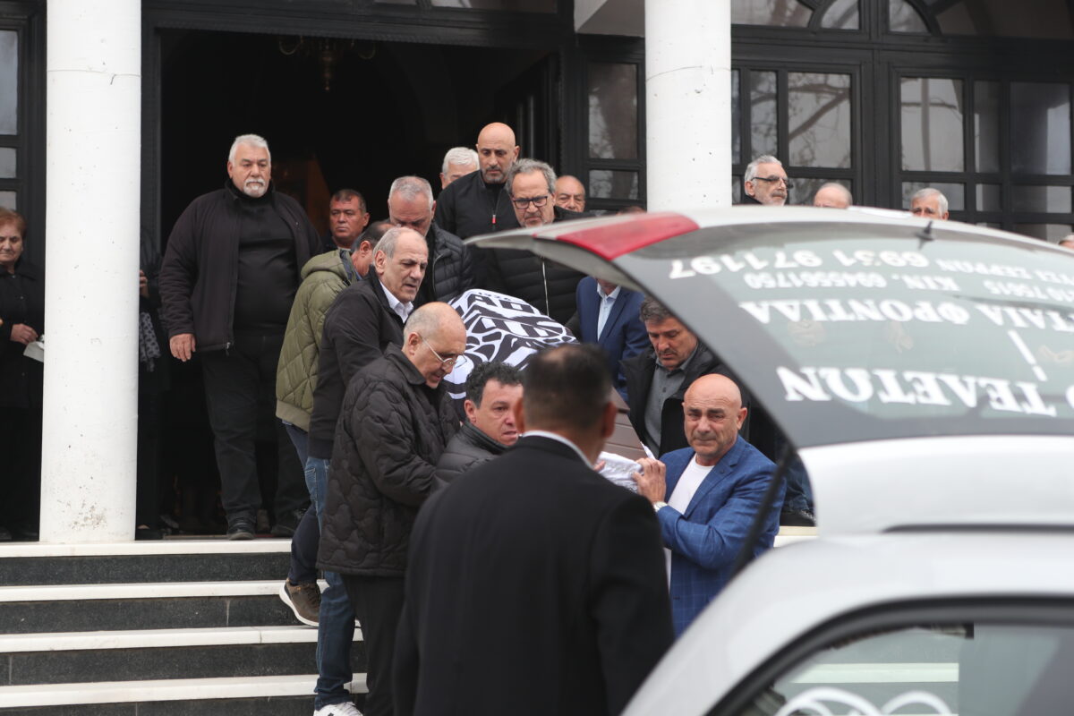 Αποχαιρετισμός Στέφανου Μπορμπόκη: Συγκλονιστική στιγμή στο ύστατο «αντίο» του παλαίμαχου ποδοσφαιριστή