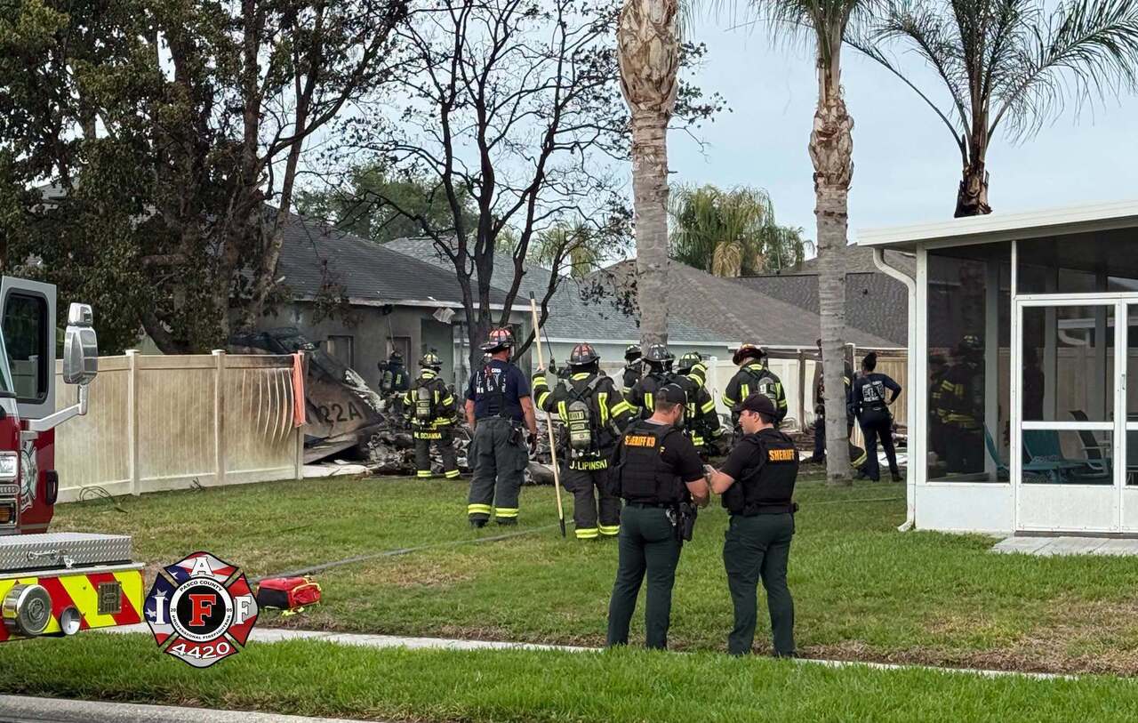 Βίντεο: Αεροπλάνο κατέπεσε σε αυλή σπιτιού στη Φλόριντα – Η «ηρωική» ενέργεια του πιλότου που έχασε τη ζωή του