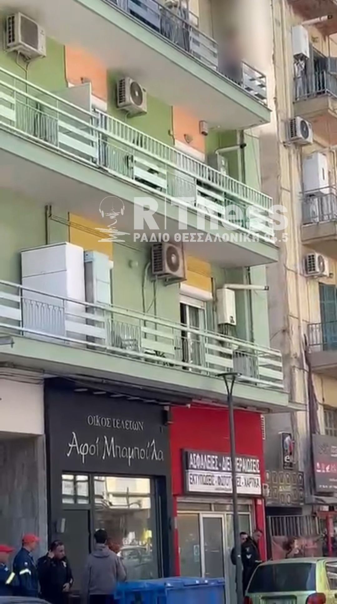 Φοιτητής απειλεί να πέσει από μπαλκόνι 3ου ορόφου στη Θεσσαλονίκη