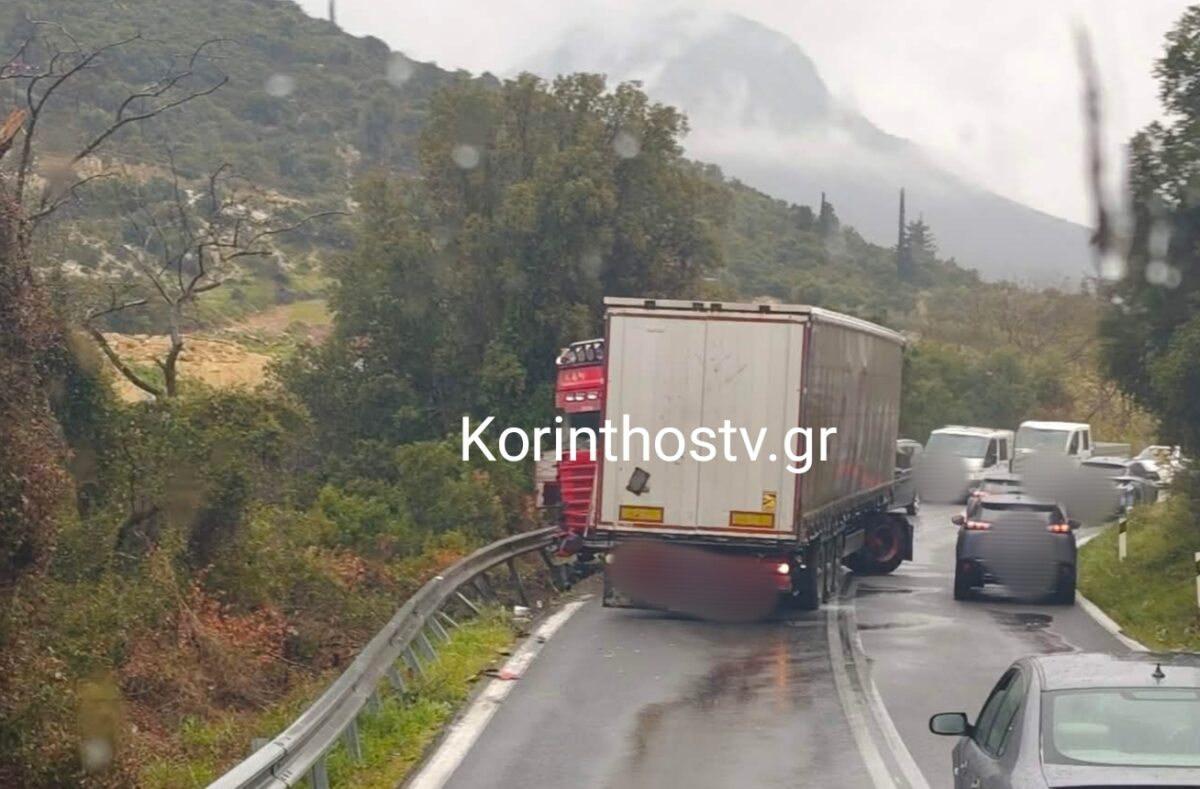 Φορτηγό «δίπλωσε» στην παλιά επαρχιακή οδό Κορίνθου - Άργους