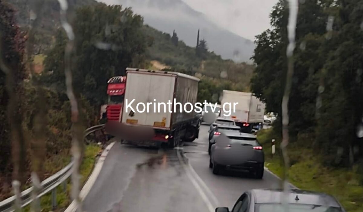 Φορτηγό «δίπλωσε» και ακινητοποιήθηκε στην παλιά εθνική οδό Κορίνθου - Άργους