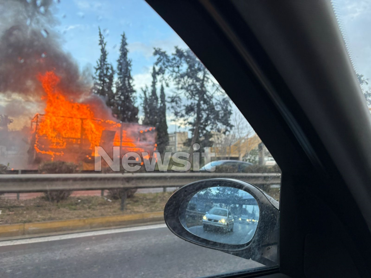 Πυρκαγιά σε όχημα στην άνοδο του Κηφισού: Φορτηγάκι παραδόθηκε στις φλόγες στη μέση του δρόμου