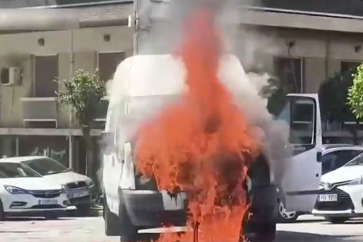 Νίκαια: Βαν τυλίχθηκε στις φλόγες ενώ κινούταν σε κεντρικό δρόμο